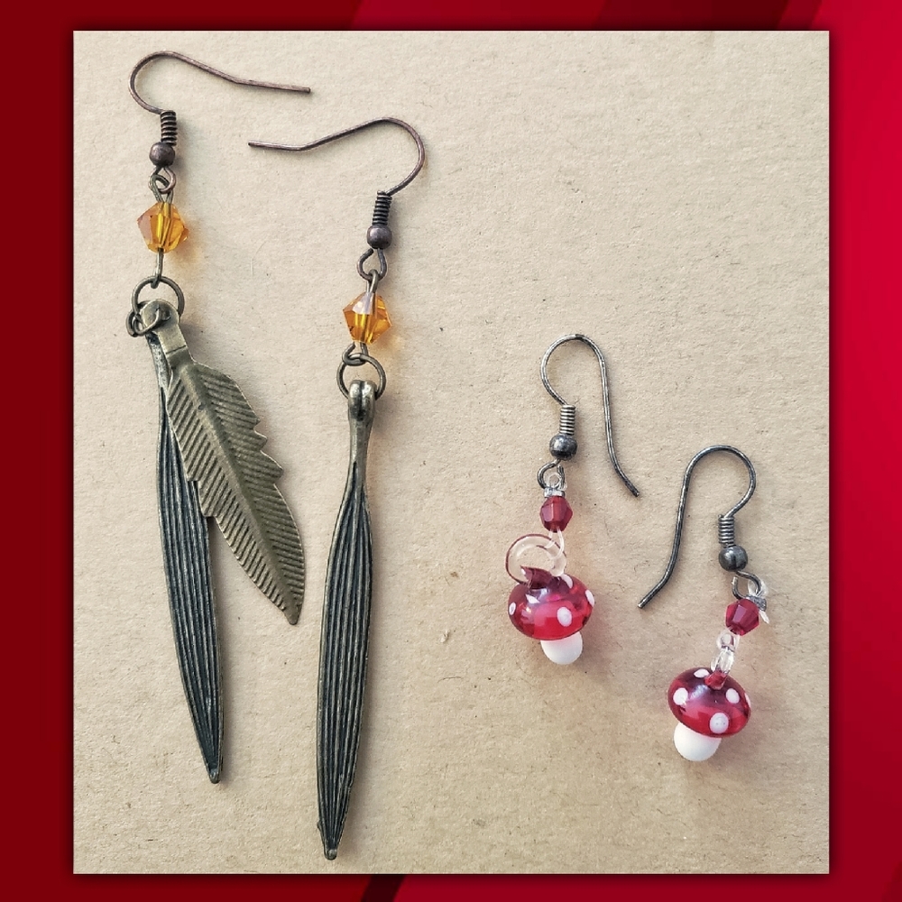 Set of 2 pairs of earrings: feathers and mushrooms
